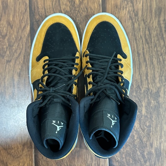 Jordan Women’s Black and Tan Sneakers - Picture 6 of 8